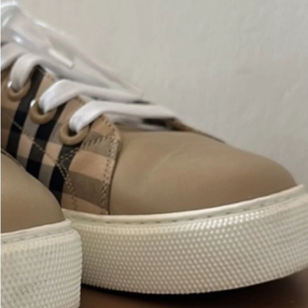 Women's Albridge Vintage Check Low-Top
Burberry Sneakers #ITCALFAR14CHI - Picture 8 of 8